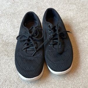 Abeo lightweight black and white sneakers